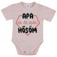 Rövid ujjú baba body Apa az én igazi hősöm felirattal